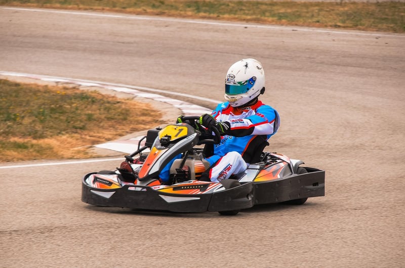 Karting en intérieur vs extérieur en 2026 : découvrez les avantages et inconvénients