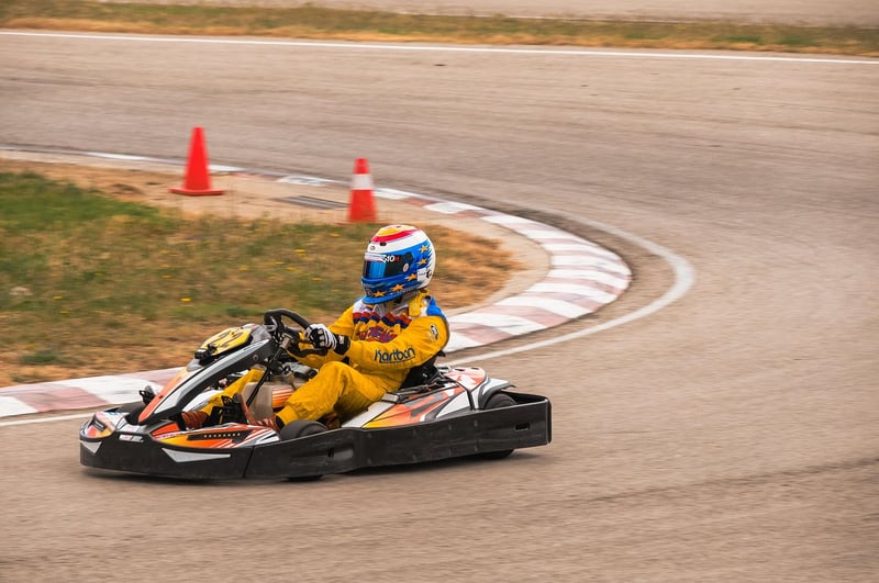 Maîtrisez le karting en 2026 : bien positionner ses mains sur le volant
