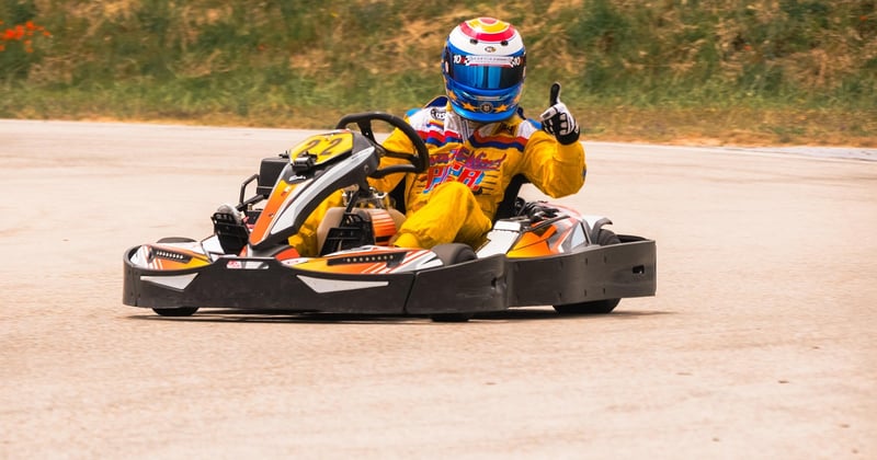 Ajuster son casque de karting : la méthode pour un maintien parfait