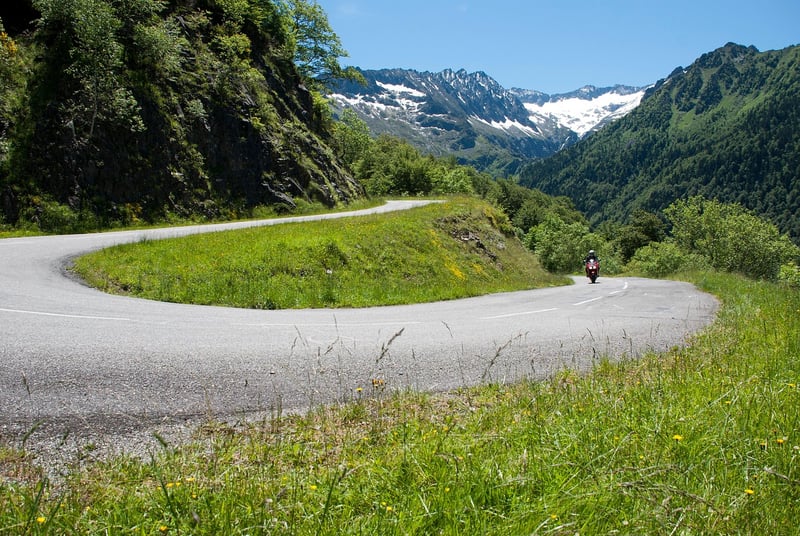 3 exercices simples pour améliorer son placement en virage en 2026